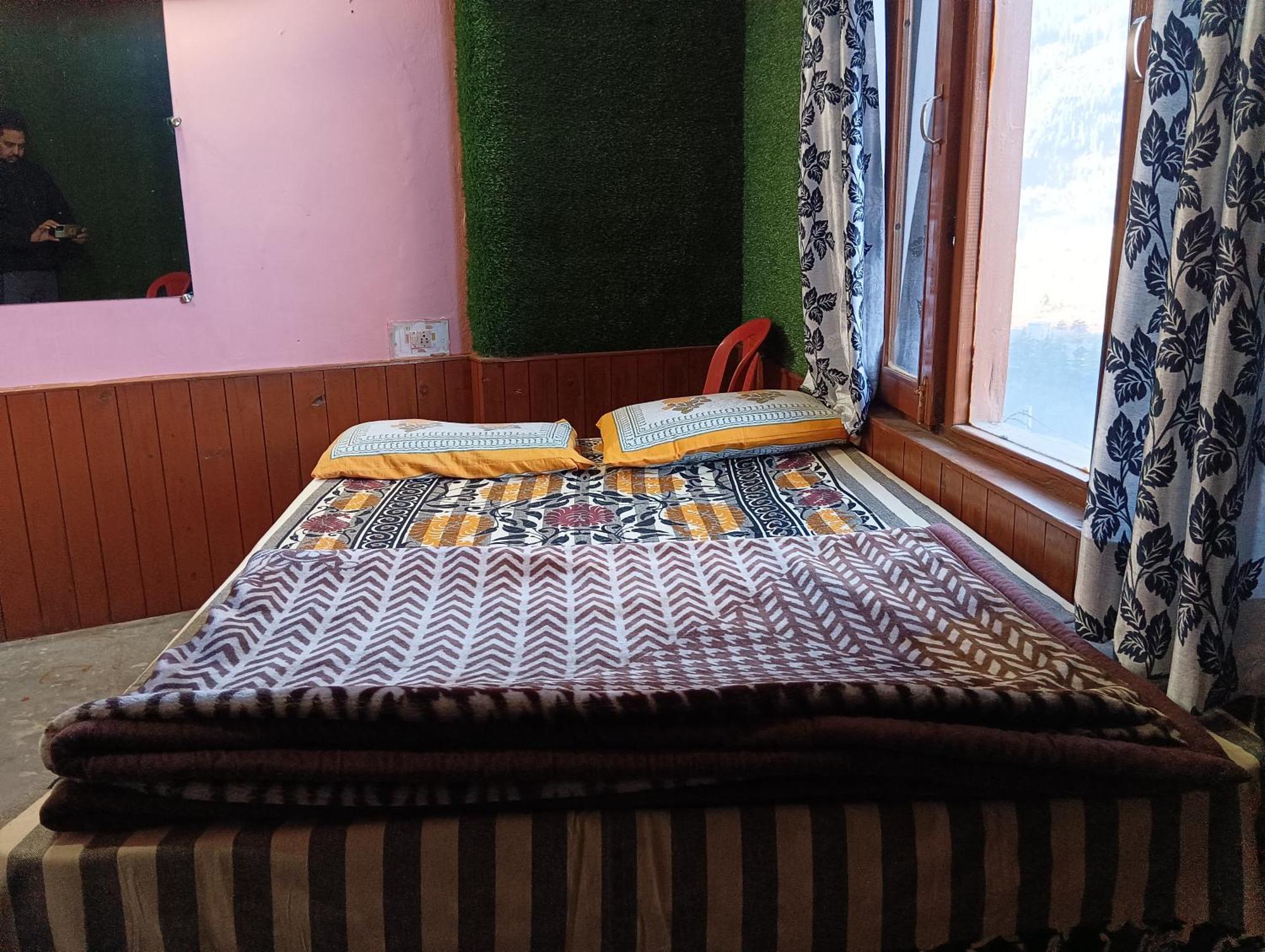 Roop Mountain Homestay Manāli Kültér fotó